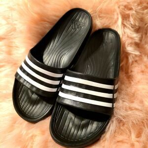 Addidas size 7 women's slides in excellent condition